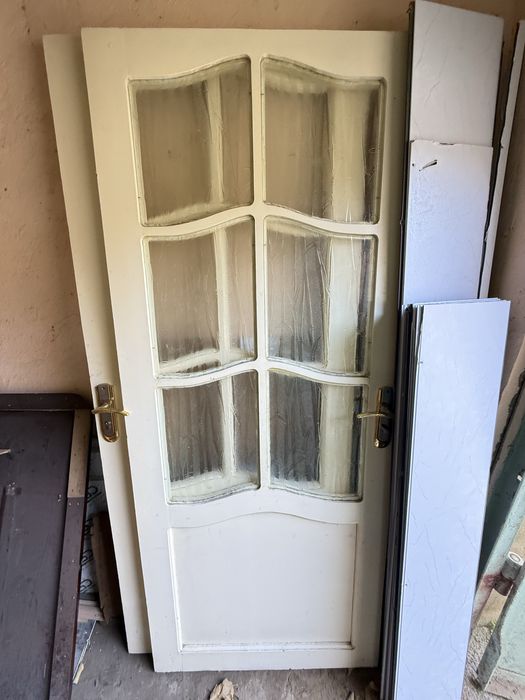 Продаются б/у двери деревянные белого цвета 5 штук.