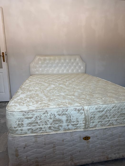 Vând pat în stare foarte bună