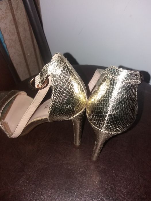 Продам Босоножки . Очень красивое. Размер 36.