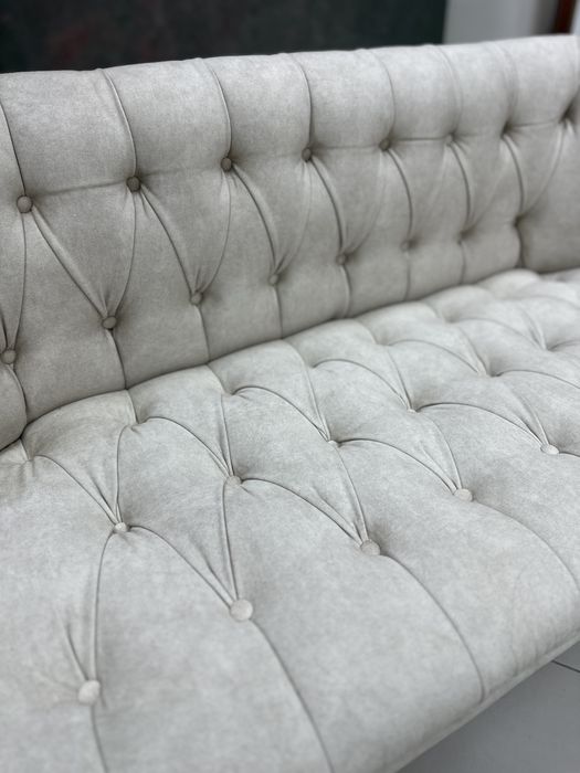 Диван в бежевом цвете