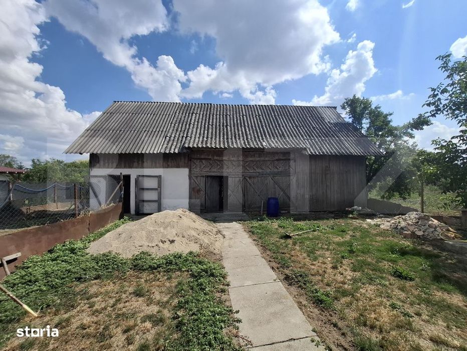 Casa 2 camere, 100 mp, anexe de vanzare, zona Gelu