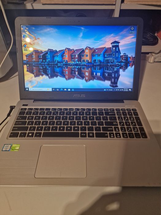 Laptop Asus A556U