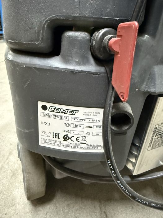 Продавам Машина за почистване на подови настилки