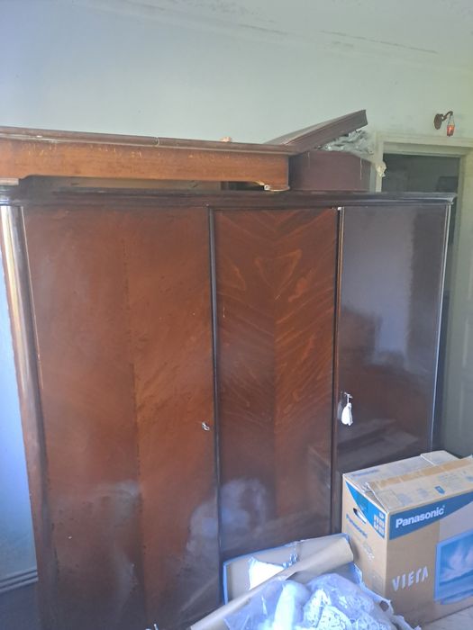 Vind mobilier  ,canapea,fotoliu,masa cu scaune,șifoniere,covoare ,
