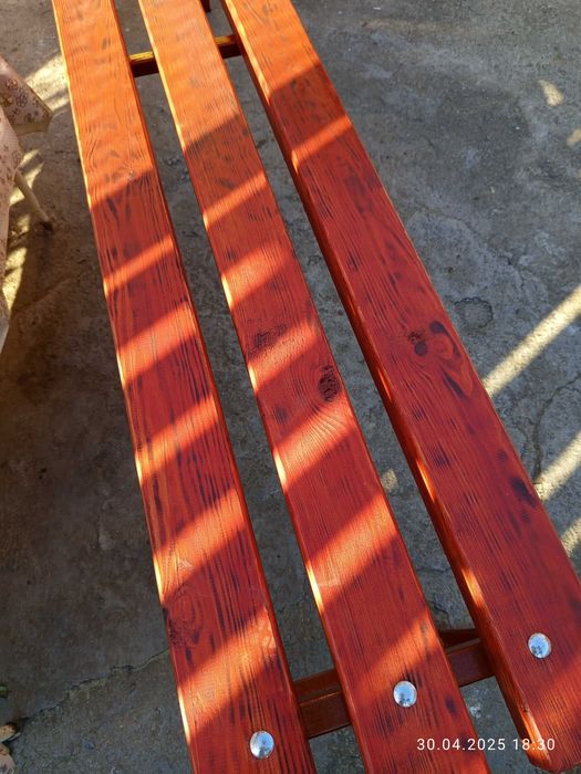 Пейка със метална конструкция