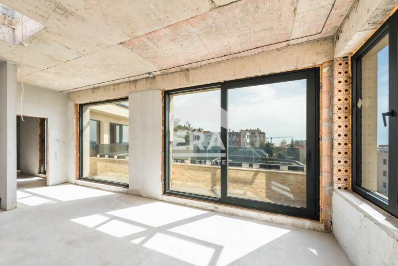 Многостаен пентхаус за продажба, с големи стаи и морска панорама, в но