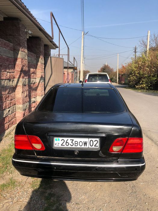 Мерседес 210 бенс