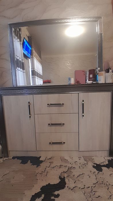 Ётокхона мебели сотилади.Дивани 170га 220.2та тумбичкаси  тримоси бор.