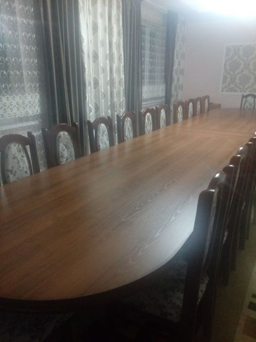 Деревянный стол и стулья