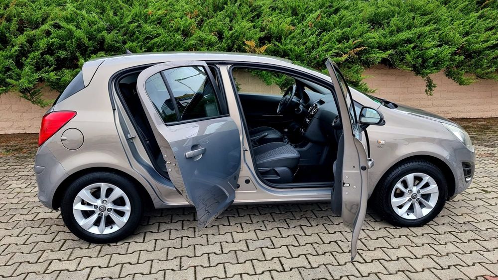 Opel Corsa~Motor 1.4 Benzină~114000 km~An 2014~Senzori parcare~Led de zi~Superbă