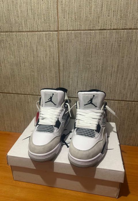jordan 4 MB.