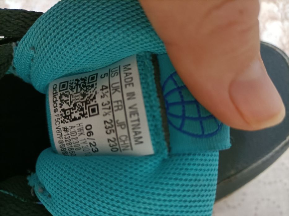Adidași purtați foarte puțin