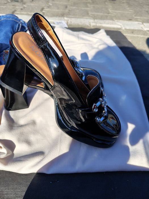 Vând pantofi fashion negri lac noi.