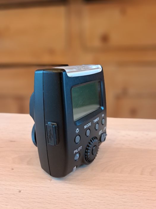 Blitz Meike MK300 Flash pentru Canon