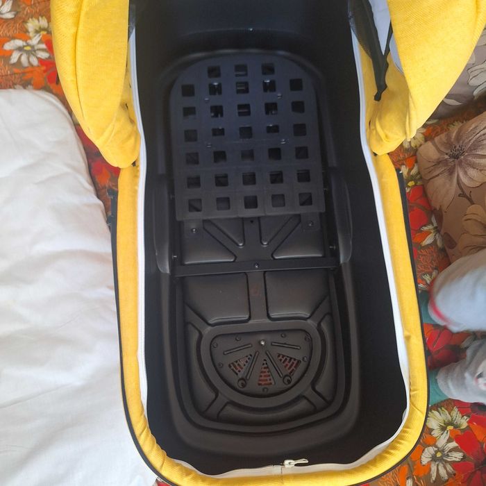 Бебешка количка с подарък кошче за кола