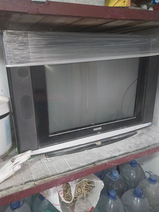 Eski televizorlar va plisos sotiladi