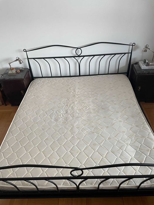 Pat din metal si saltea cu arcuri