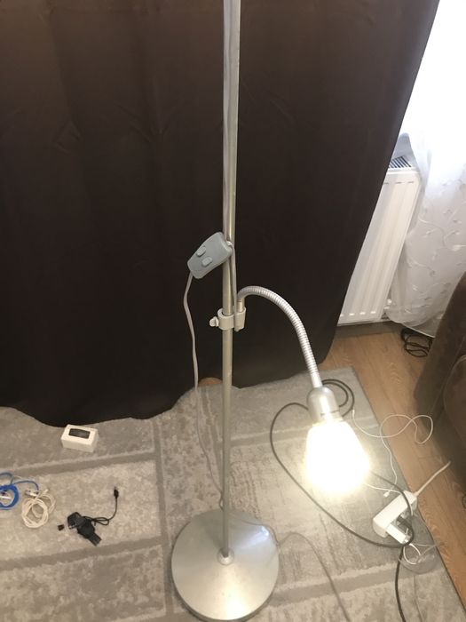 Lampadar sau lampa de podea/veioza