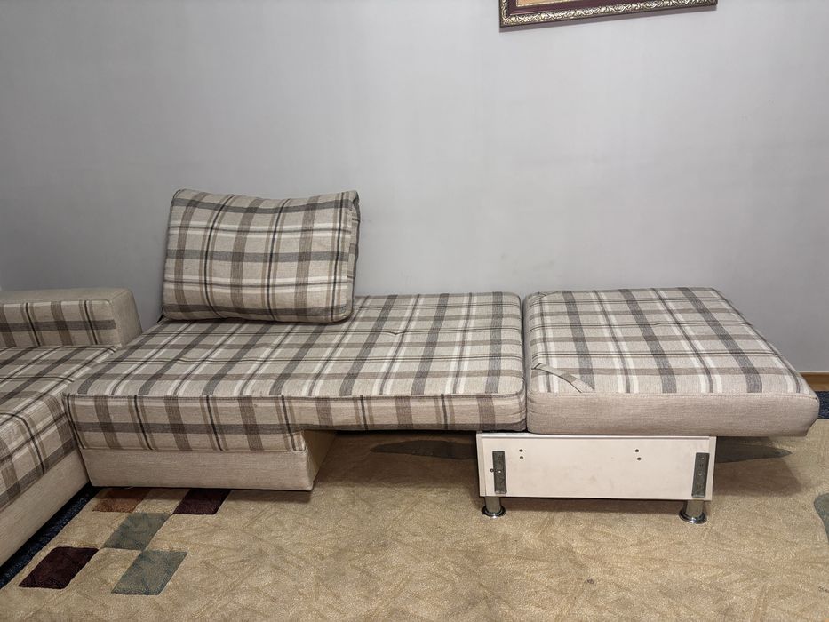 Диван угловой с подушками.