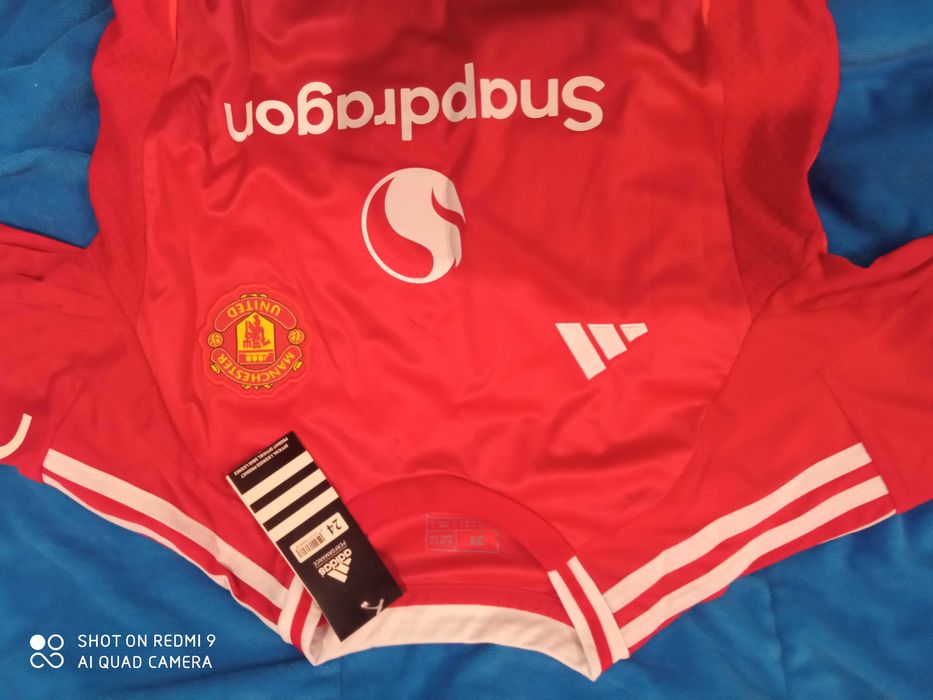 чисто нови детски футболни екипи