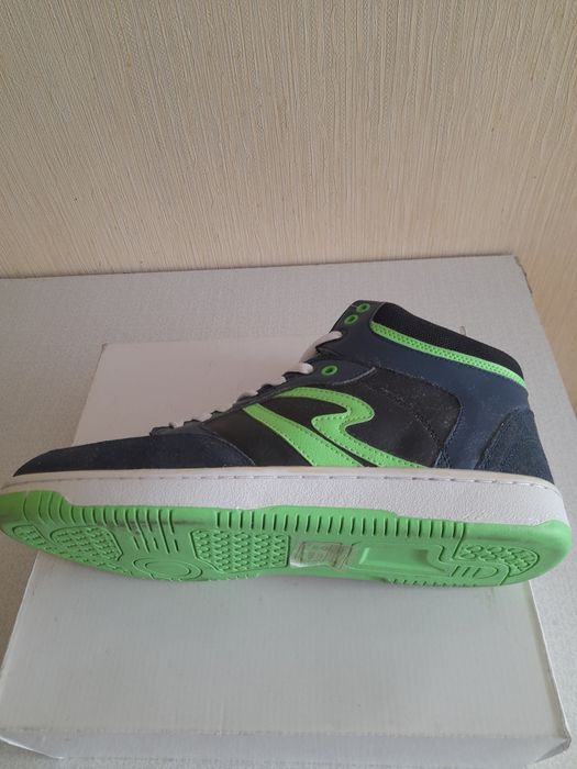 Продам высокие кросовки