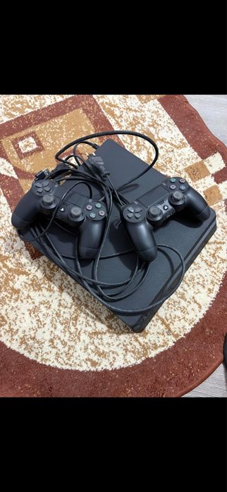 Playstation 4, doua controllere