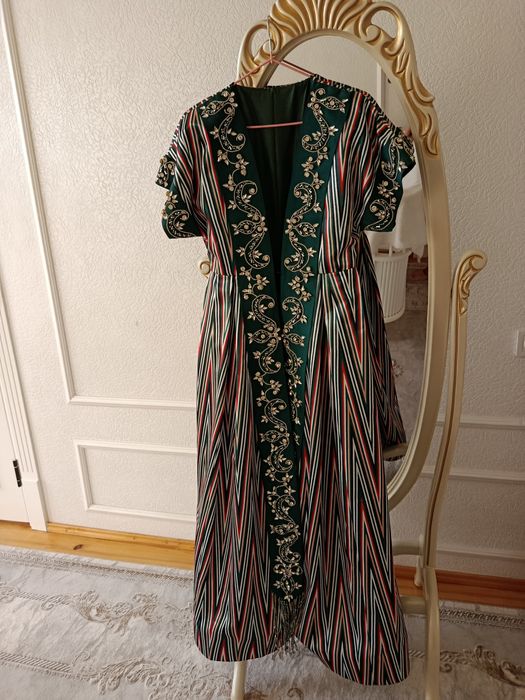 Juda nafis tikilgan chiroyli atlasli ansamnl