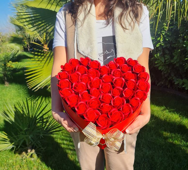 Кутия с вечни рози,сапунени рози, подаръци