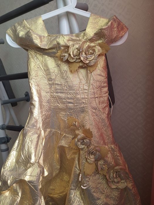 Шикарное золотистое бальное платье для девочки
