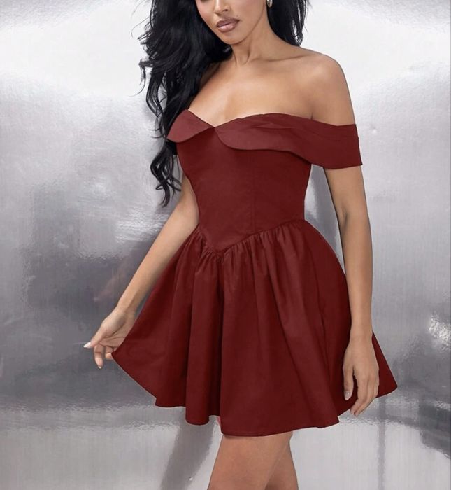 Червена дамска рокля