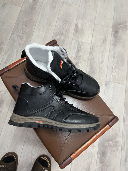 Продам ботинки новые.