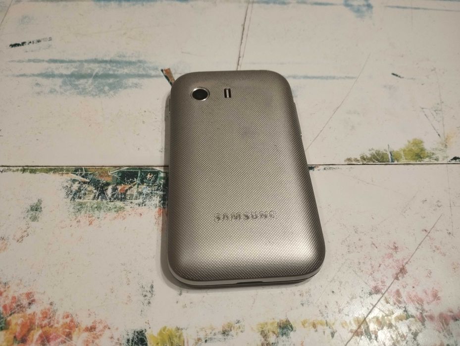 НЕРАБОТЕЩ Смартфон Samsung GT-S5360, за части или за колекционери.