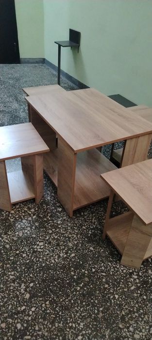 Продам Журнальный столик и табуретки