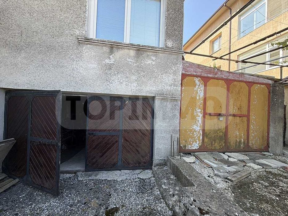 Масивна къща с търговски обект, гараж и двор в град Каварна