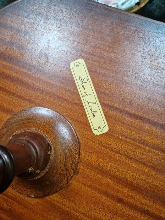 Уникална антикварна английска дървена масичка