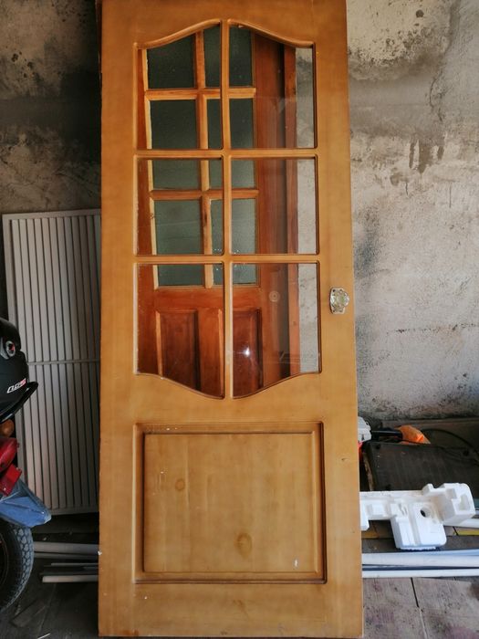 Продам двери деревянные.