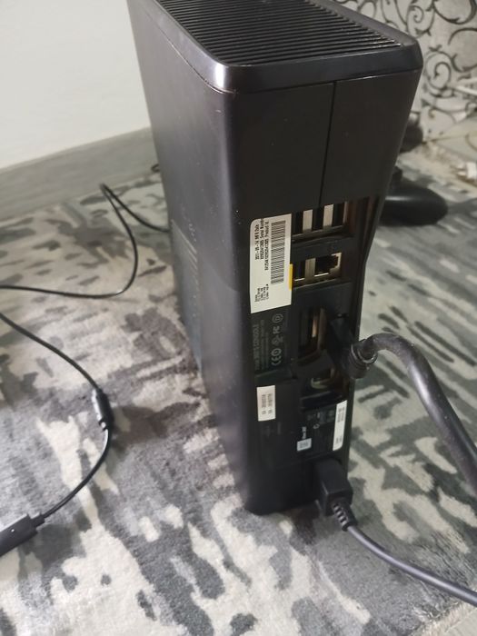 Consolă Xbox 360 S (Slim) + 2 Manete + Joc GTA 5 Complet (2 Discuri)