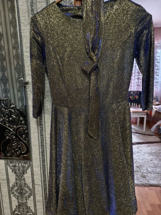 Платье красивое.