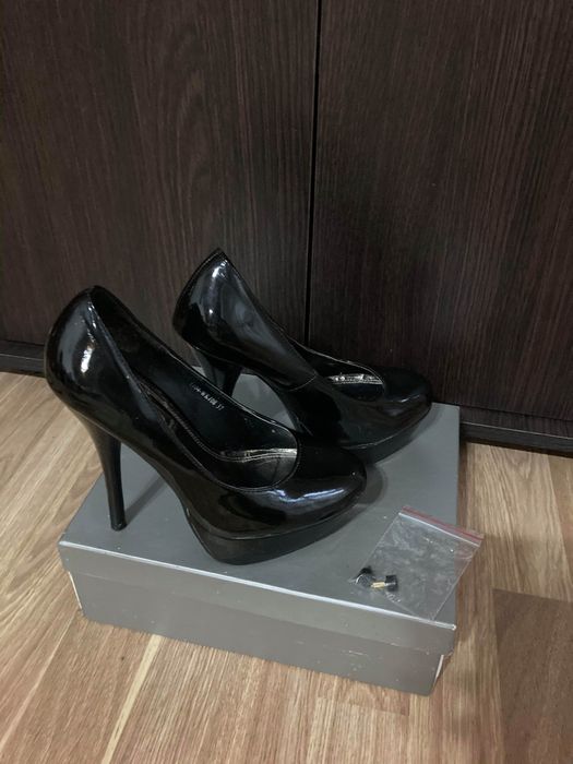 Vând pantofi din piele lăcuiți