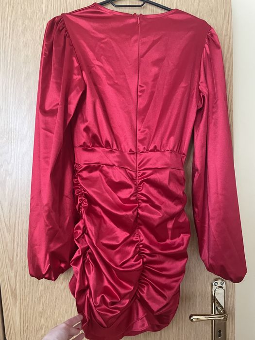 Сатенена червена рокличка