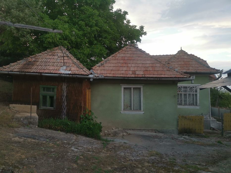 Casă de vânzare în Cacova Ierii, com. Iara