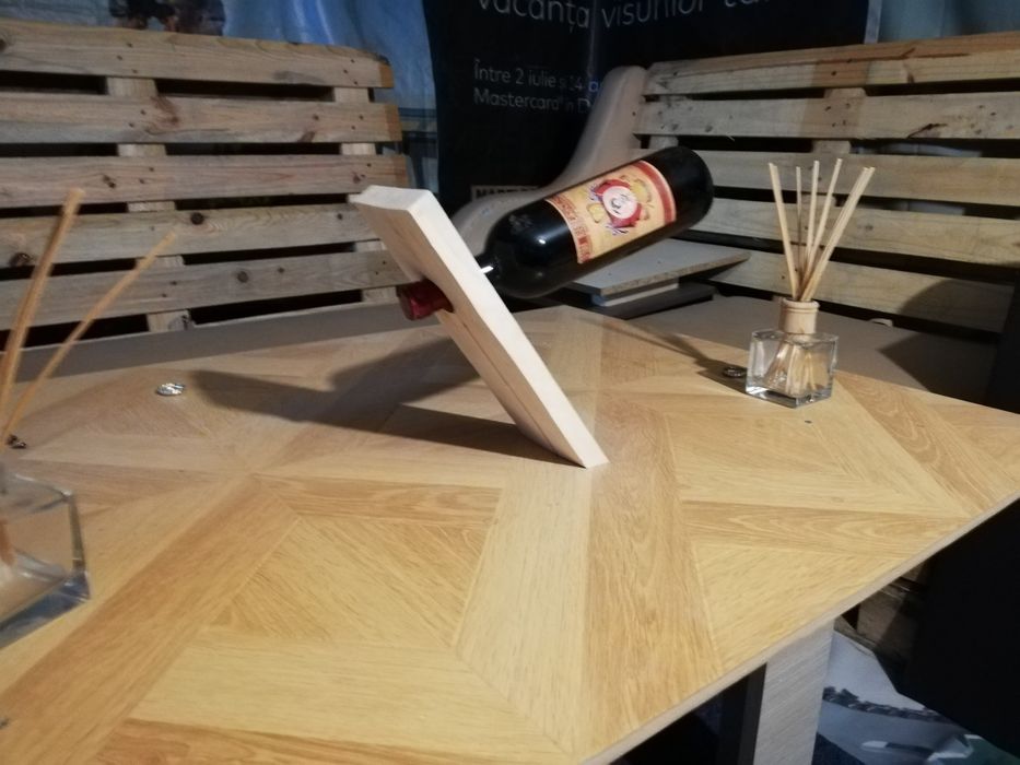 Suport sticla vin în echilibru