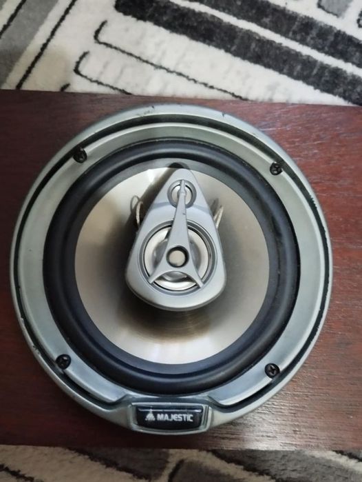 Vând 2 boxe Majestic