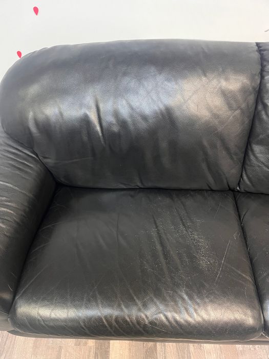 Canapea piele si mobilier showroom haine