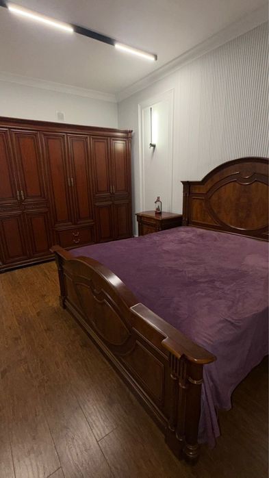 Продам 2-х спальный гарнитур из дерева