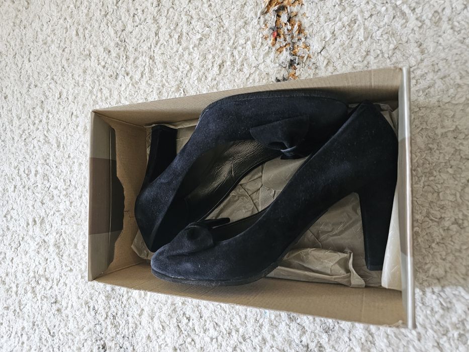 Pantofi negri din piele intoarsa cu toc eleganți