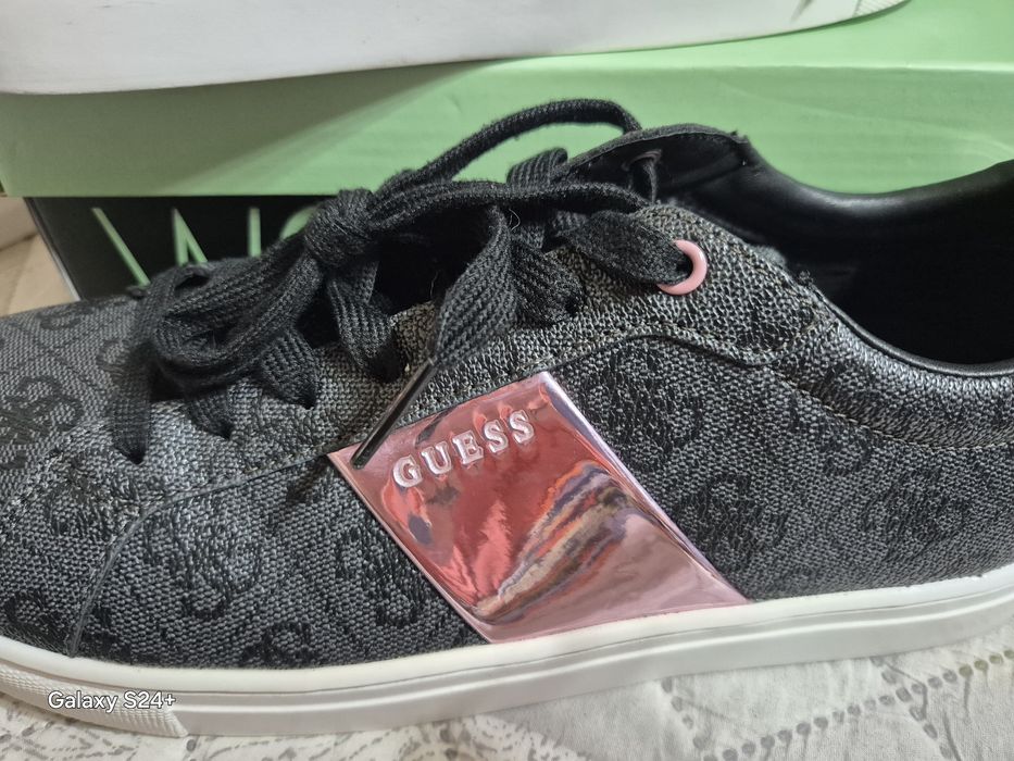 Кецове GUESS с релефно лого