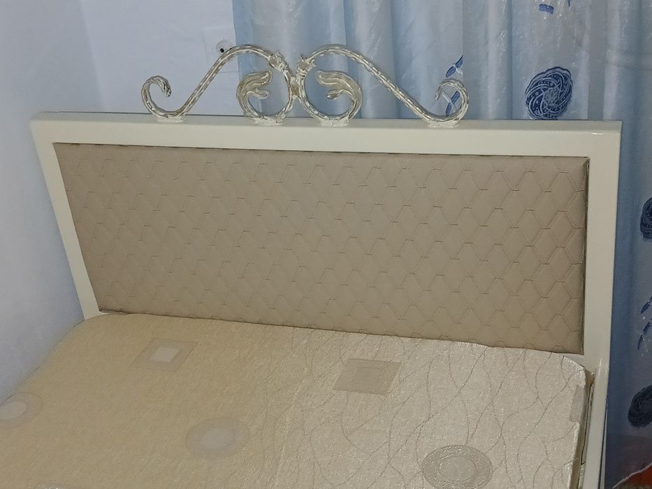 кованый кровать.