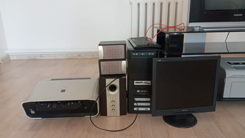 Компьютер, принтер цветной и черно белый.