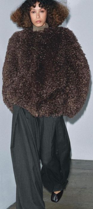 Уникално палто с косъм с подчертани рамене и дълго палто с качулка